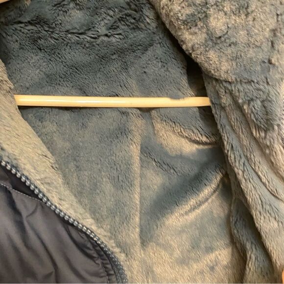 The North Face Women's Mossbud Insulated Revesible furry Vest Blue Wing Teal -S - Picture 5 of 12